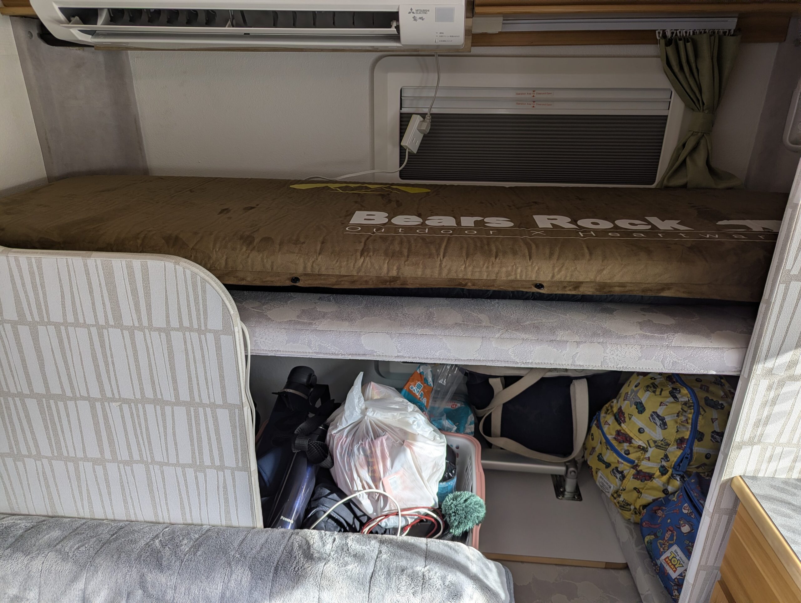 アミティ車内 家庭用エアコンと二段ベッド