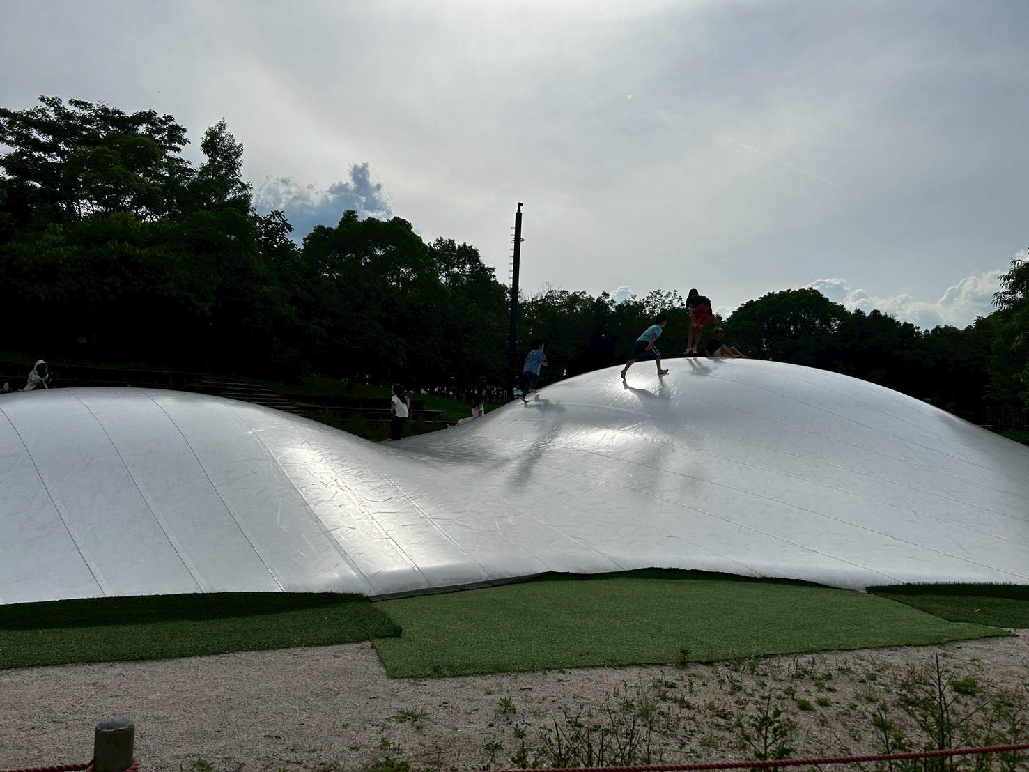 吉野ヶ里歴史公園のミニふわドームで楽しむ様子