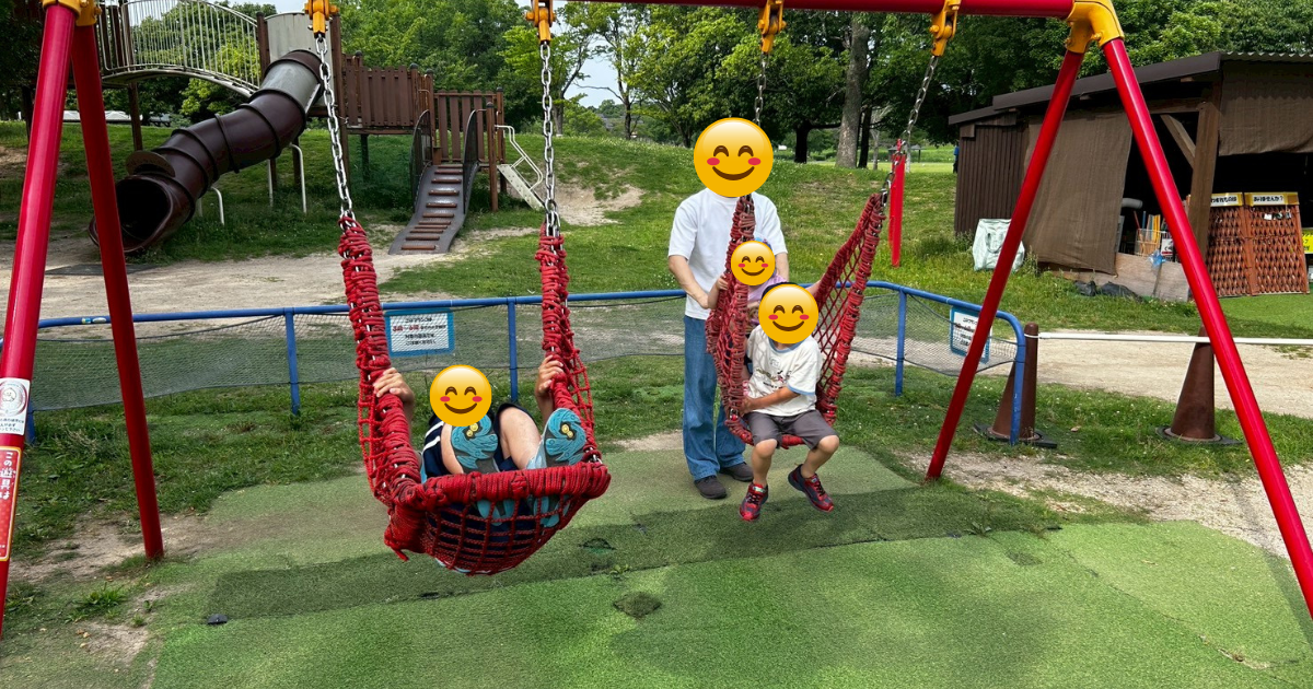 吉野ヶ里歴史公園のブランコで遊ぶ様子