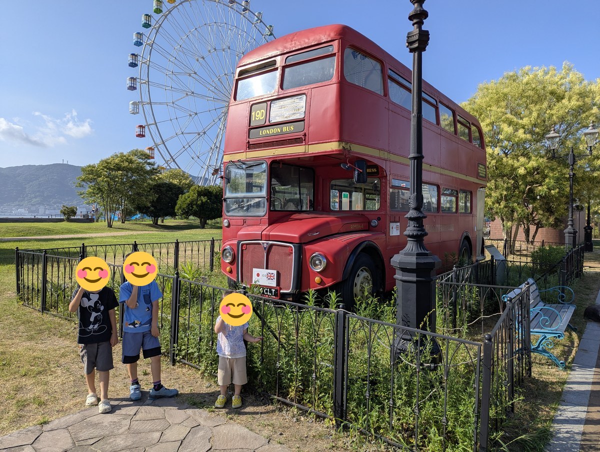 はい！からっと横丁のすぐ外に置かれているロンドンバスと3きょうだい