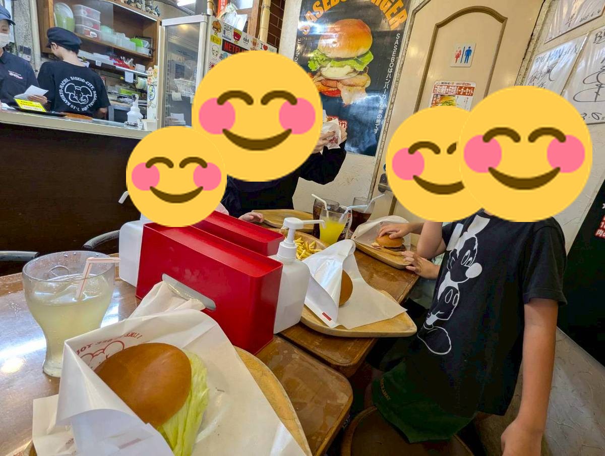 Big Manで佐世保バーガーを食べる様子