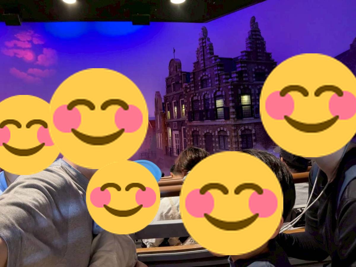 ハウステンボスのアトラクションで家族揃って記念写真
