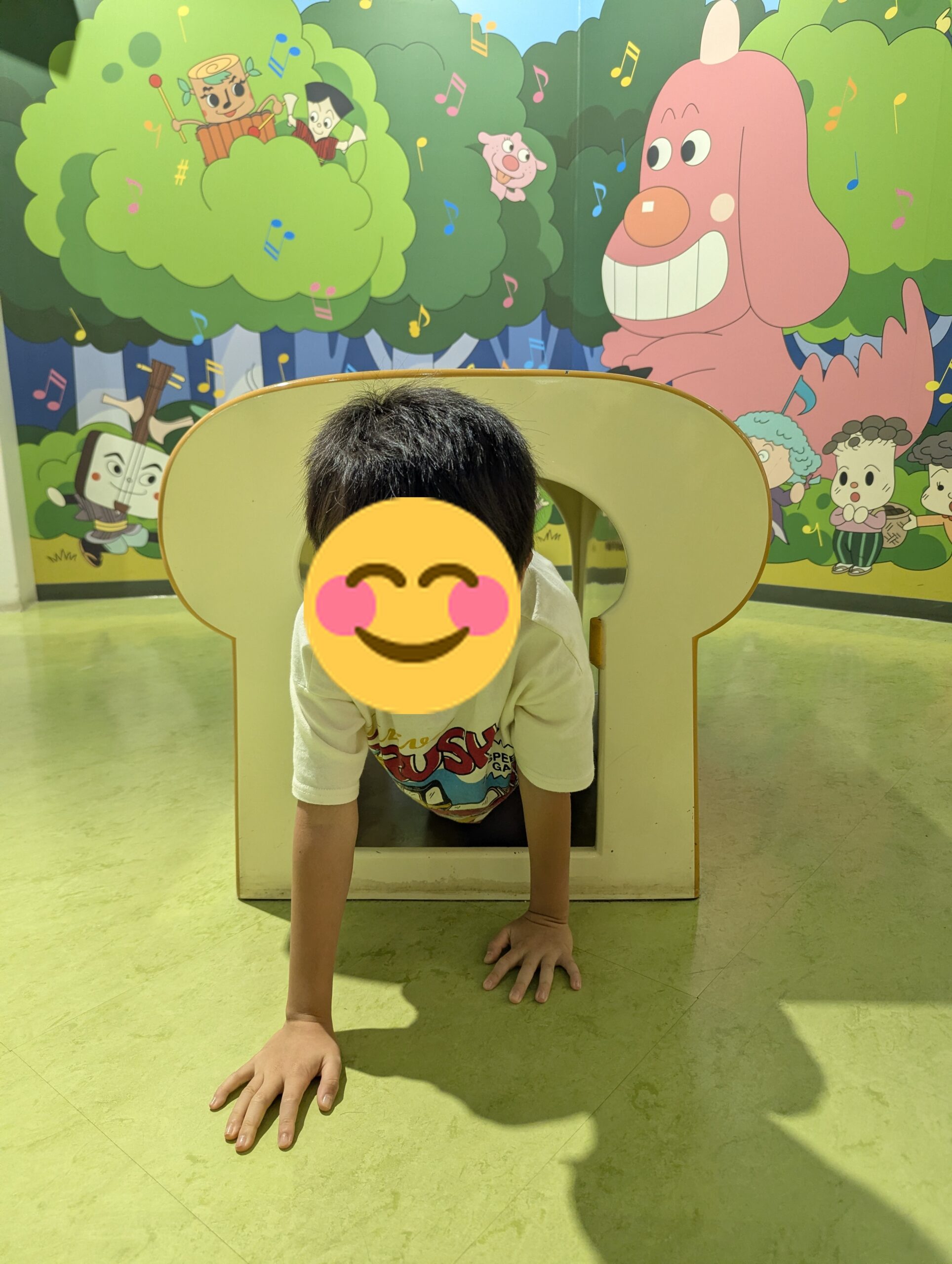 パン屋さんモチーフのトンネルをくぐる様子